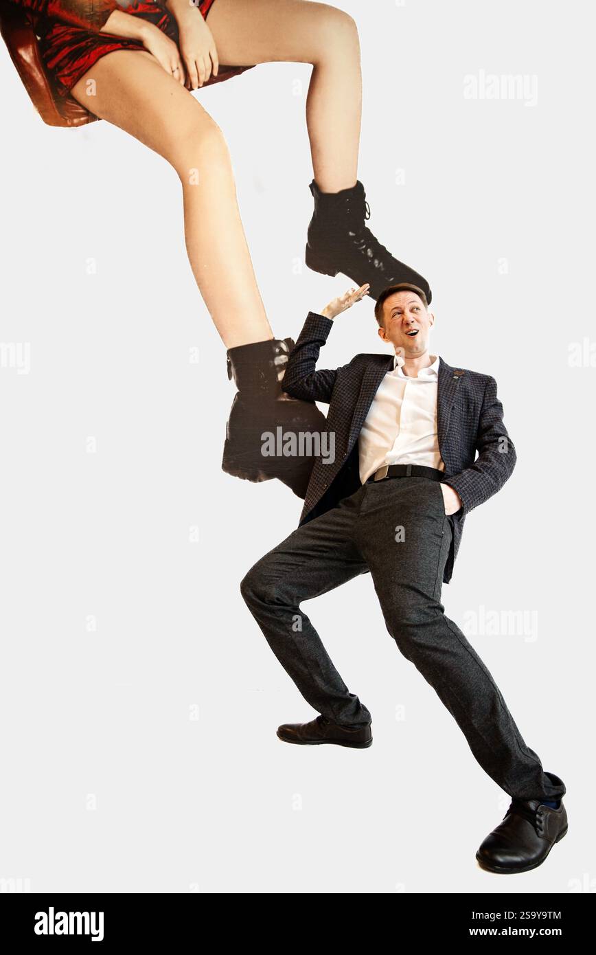 Uomo in completo con le gambe delle donne stampate sul muro. Mosca, Russia, 26 aprile 2021. Foto Stock