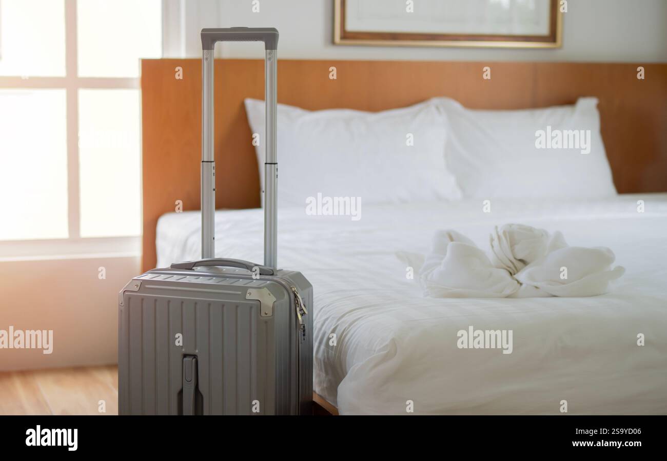 Valigia o valigia vicino al letto in una moderna camera d'hotel. Viste panoramiche delle camere moderne dell'hotel Foto Stock