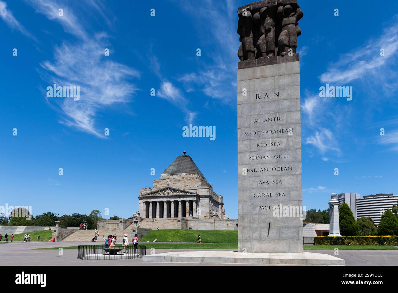 Persone che camminano intorno al cenotafio, alla fiamma eterna e al Santuario della memoria, un popolare luogo turistico di Melbourne in Australia in una soleggiata giornata estiva Foto Stock