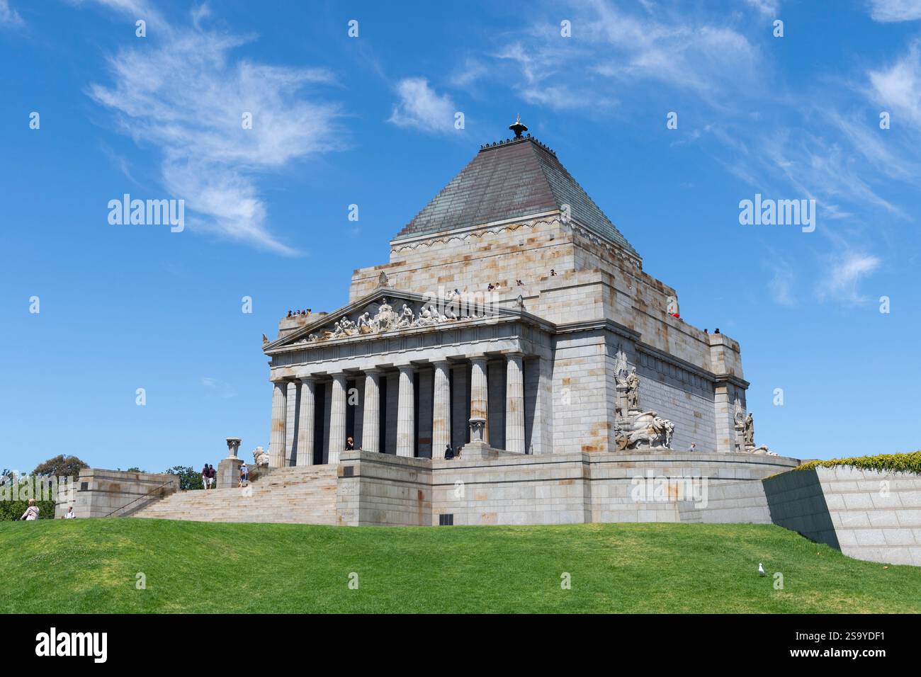 L'imponente struttura in pietra del Santuario della memoria, un popolare punto di interesse turistico, su un cielo azzurro soleggiato nel pomeriggio d'estate. Melbourne, Australia Foto Stock