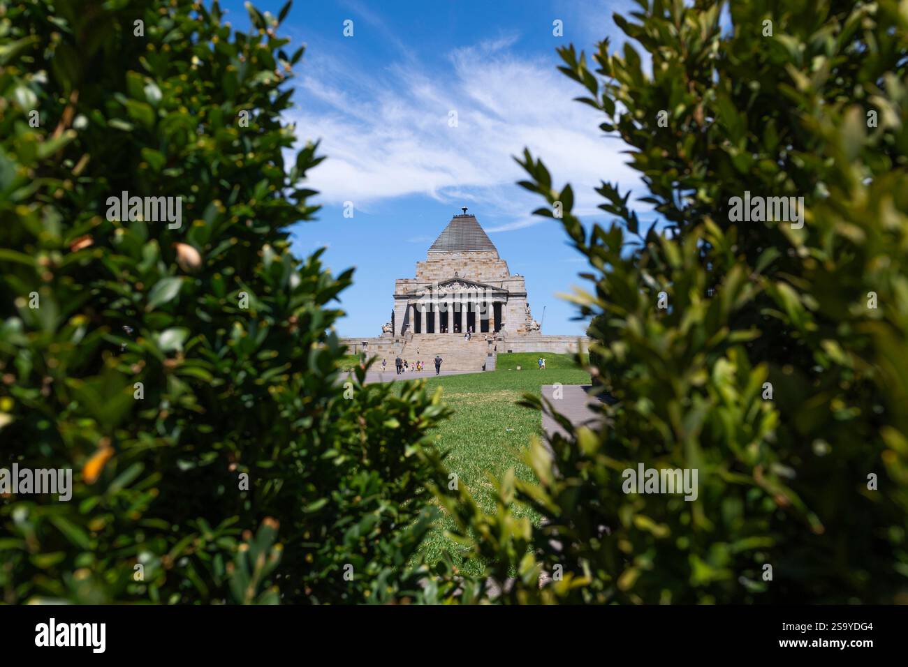 L'imponente struttura in pietra del Santuario della memoria, un popolare punto di interesse turistico, su un cielo azzurro soleggiato nel pomeriggio d'estate. Melbourne, Australia Foto Stock