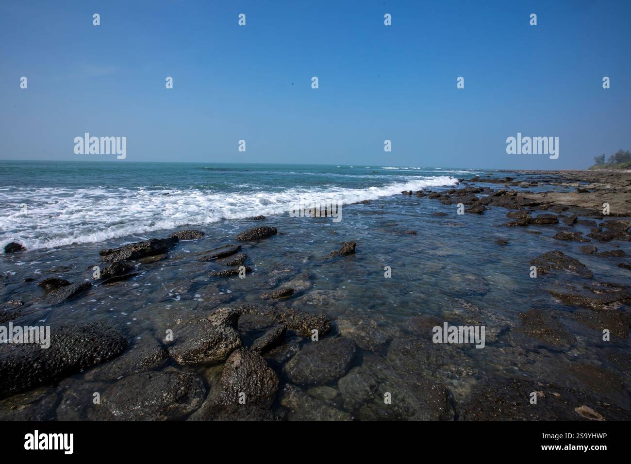 Pietre di corallo sparse lungo la spiaggia di Saint Martin's Island, l'unica isola corallina del Bangladesh, situata nella Baia del Bengala all'interno del Cox's Bazar Foto Stock