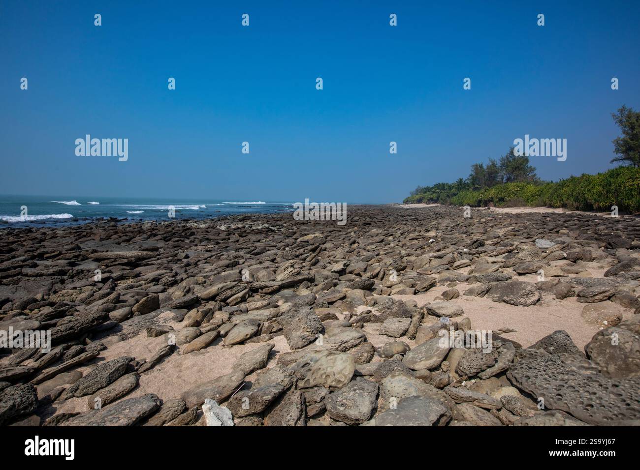 Pietre di corallo sparse lungo la spiaggia di Saint Martin's Island, l'unica isola corallina del Bangladesh, situata nella Baia del Bengala all'interno del Cox's Bazar Foto Stock