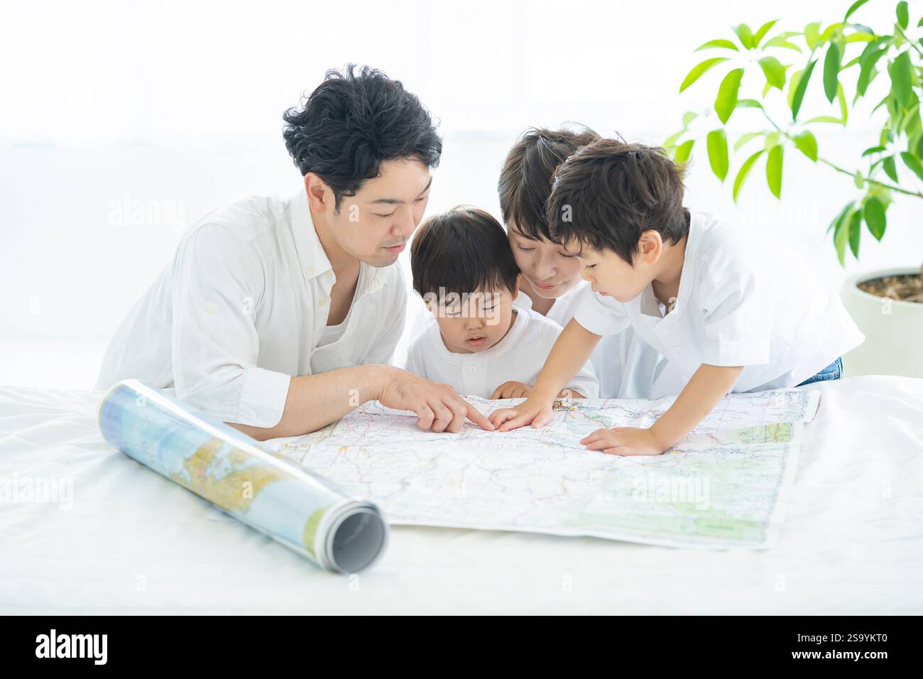 Genitori e bambini che si divertono a studiare con una mappa / genitori e bambini che pianificano un viaggio con una mappa Foto Stock
