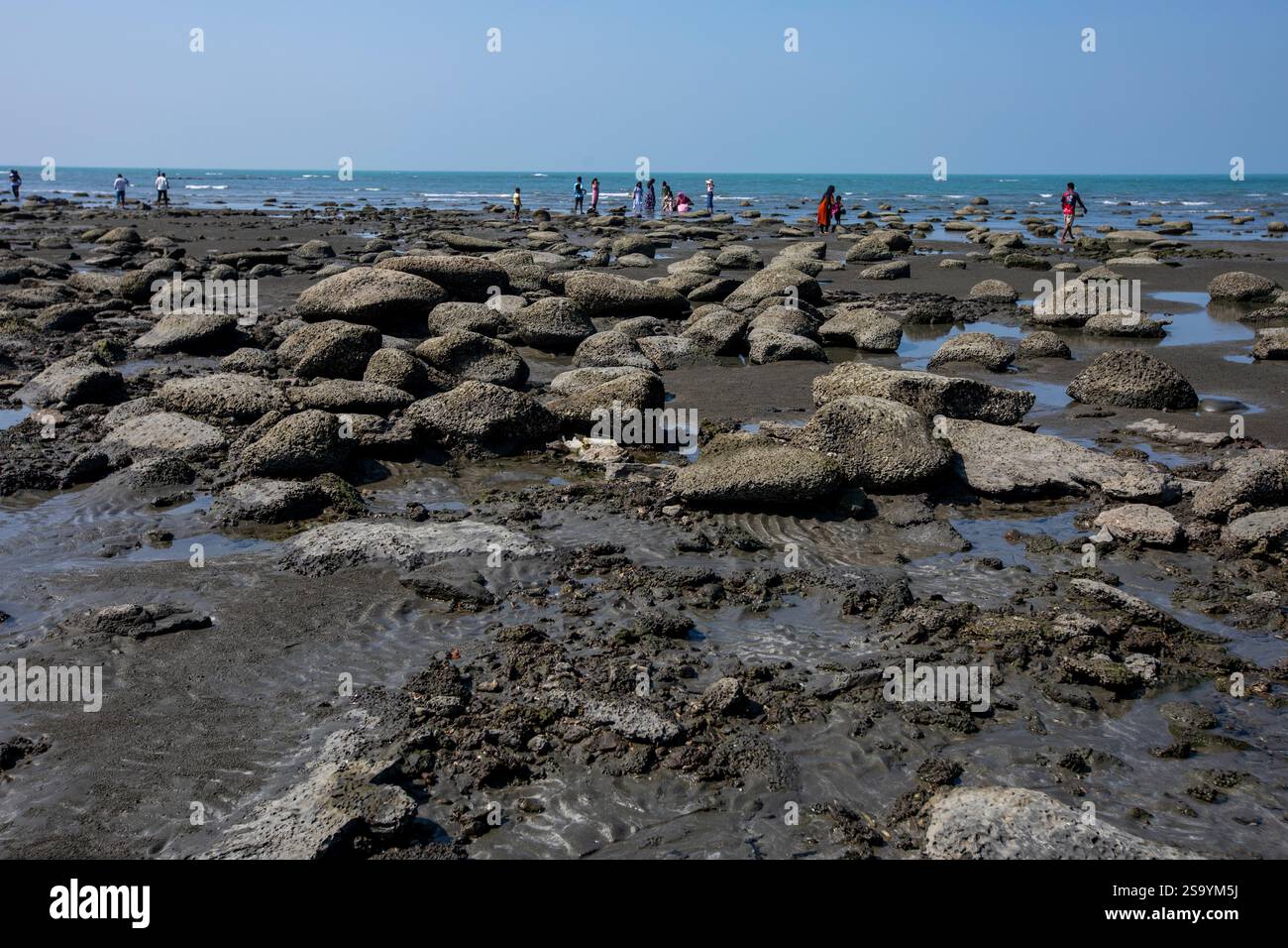 Pietre di corallo sparse lungo la spiaggia di Saint Martin's Island, l'unica isola corallina del Bangladesh, situata nella Baia del Bengala all'interno del Cox's Bazar Foto Stock