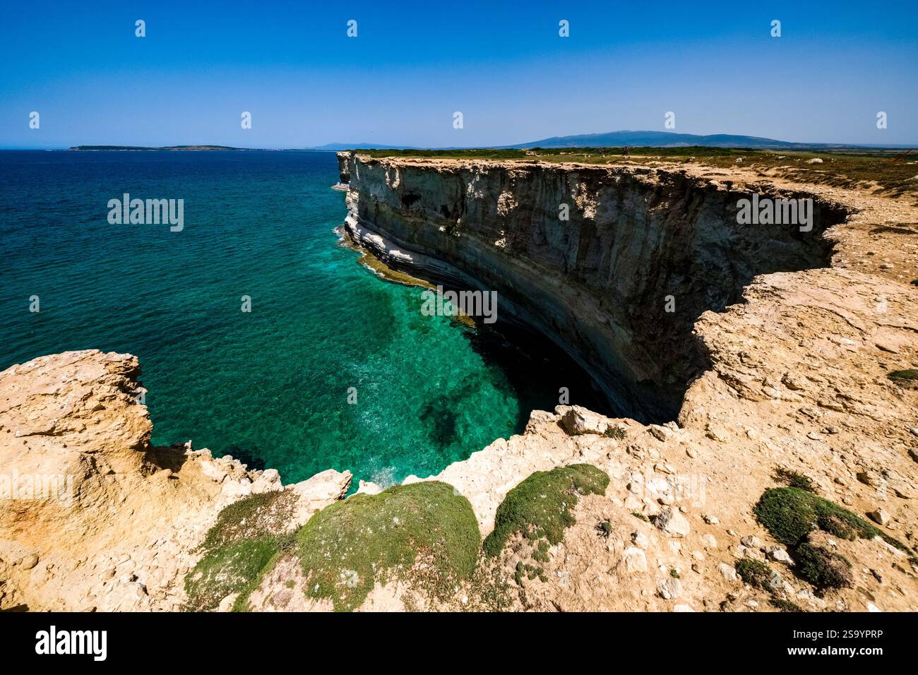 Costa con scogliere rocciose colorate e ripide sulla costa intorno all'Arena Scoada. Foto Stock