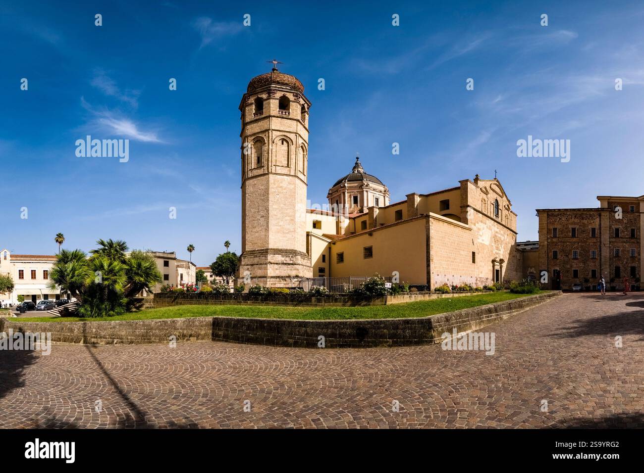 Facciata e torre della chiesa principale di Oristano, la cattedrale di Santa Maria Assunta, la cattedrale di Santa Maria Assunta. Foto Stock