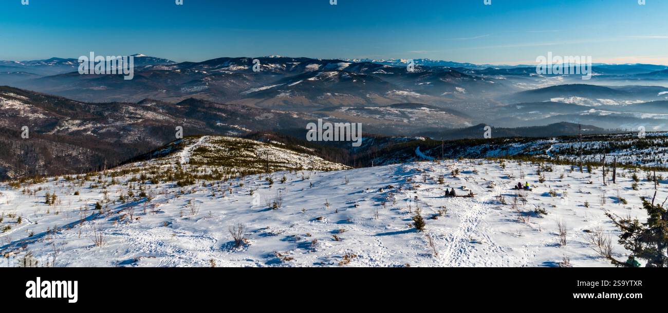 Splendida vista dalla collina di Barania Gora in inverno sulle montagne di Beskid Slaski in Polonia Foto Stock