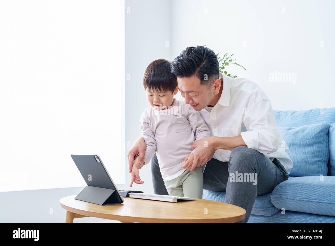 Digitazione padre e figlio sulla tastiera Foto Stock