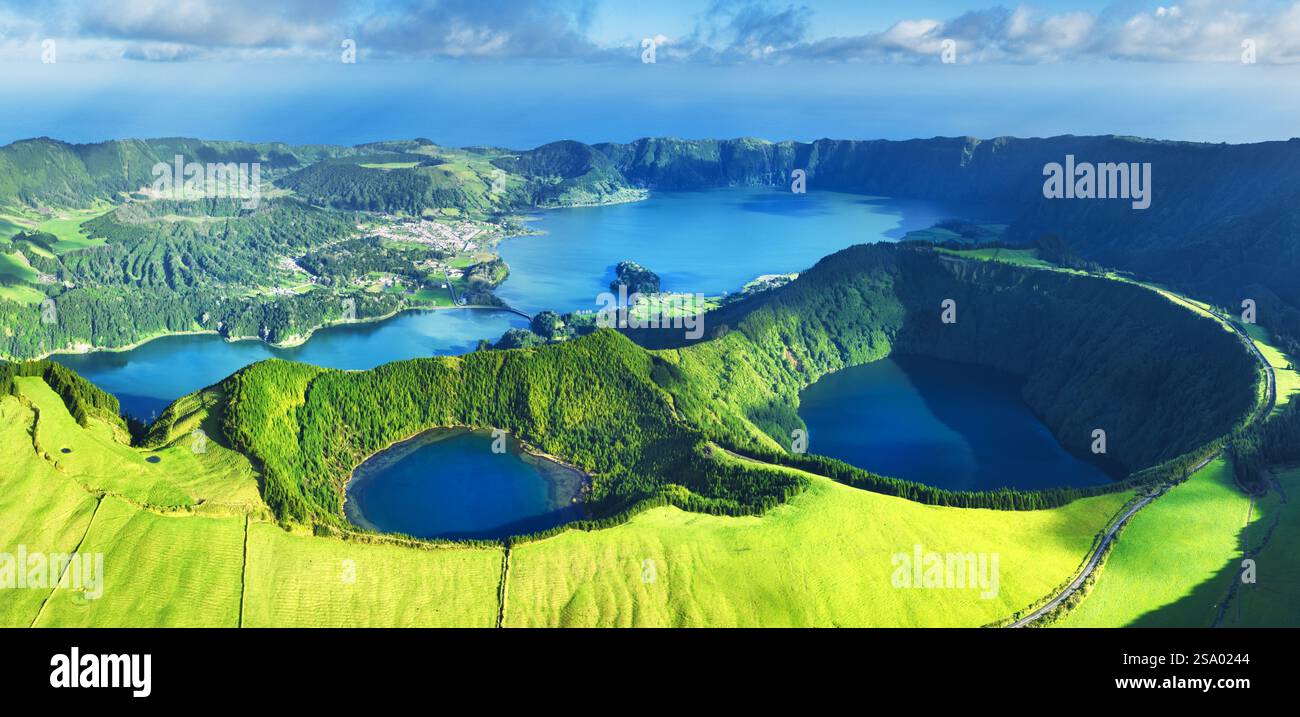 Vista aerea del famoso lago Lagoa das Sete Cidades nelle Azzorre, Sao Miguel Foto Stock