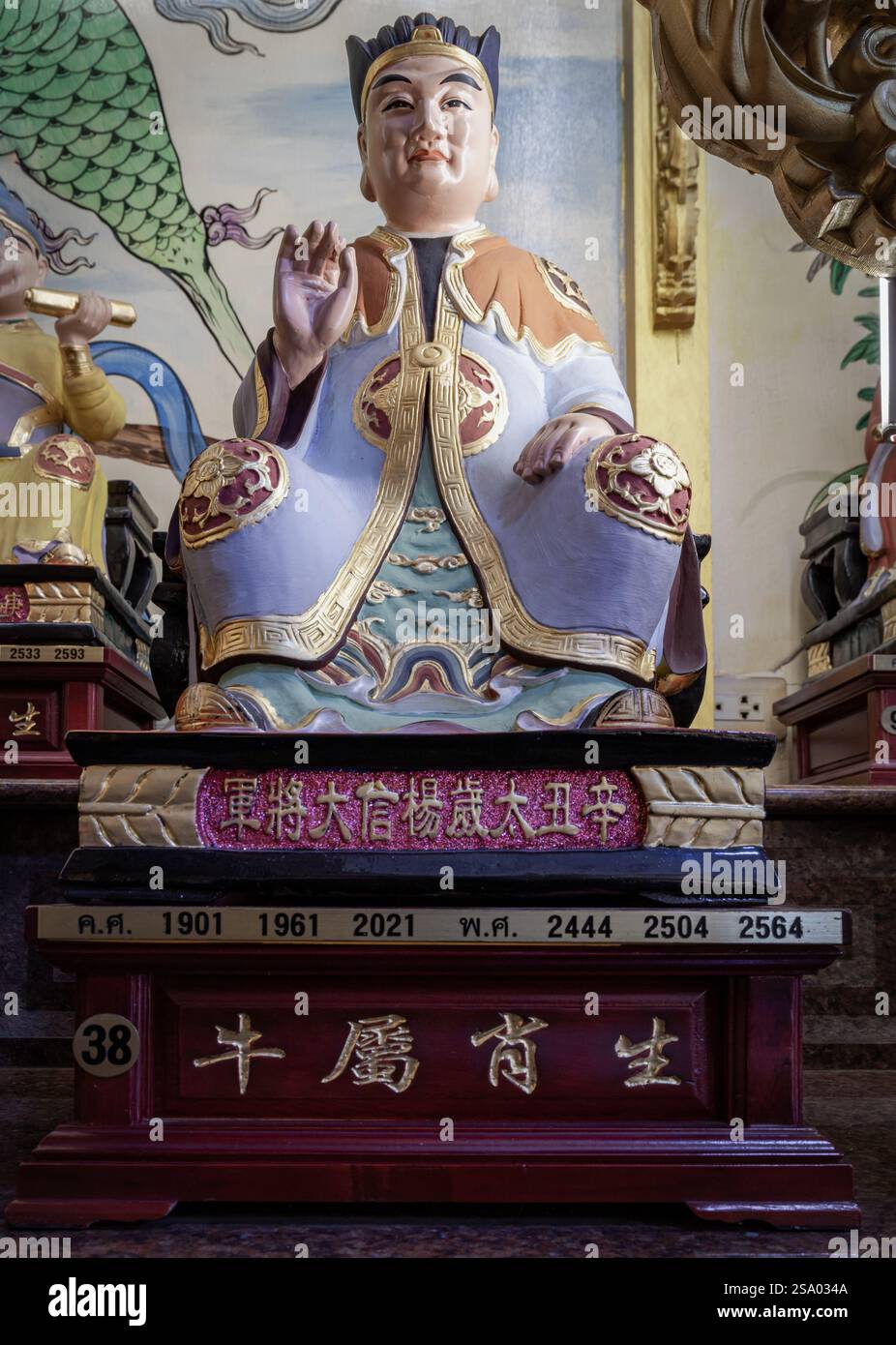 Samut Prakan, Thailandia - 11 gennaio 2025 - Statua di Tang Xin. La grande divinità custode dell'anno Xin Chou - Zodiac Ox (nato il 1961, 2021, 2081) Foto Stock