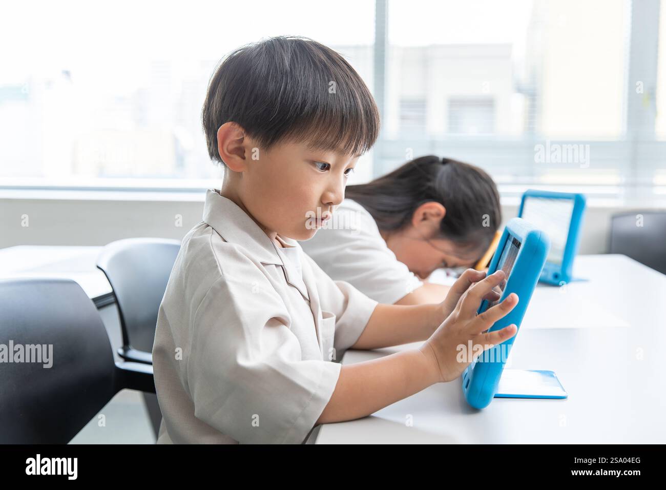 Apprendimento dei bambini con tablet Foto Stock