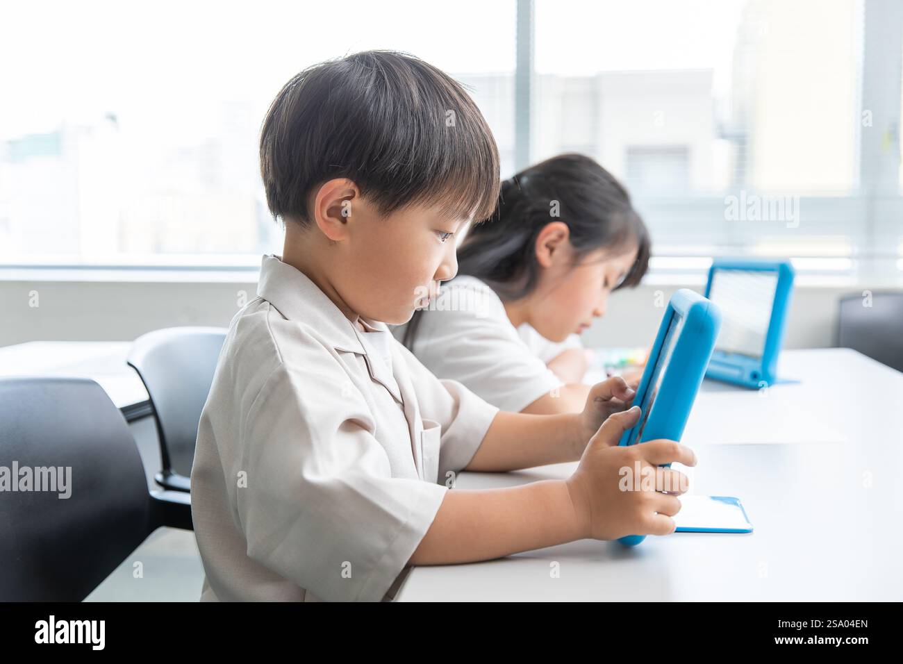 Apprendimento dei bambini con tablet Foto Stock