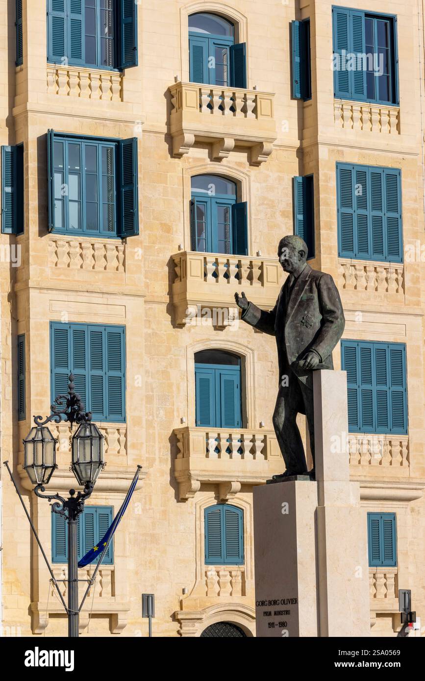 Statua di George Borg Olivier ex primo ministro in Castille Square, la Valletta, Malta, Europa meridionale Foto Stock
