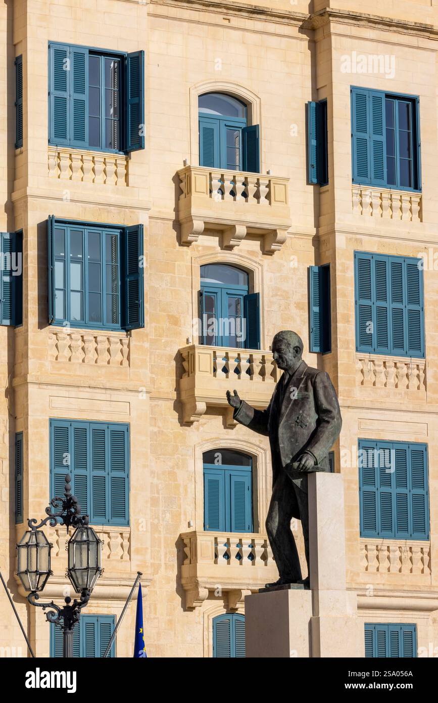 Statua di George Borg Olivier ex primo ministro in Castille Square, la Valletta, Malta, Europa meridionale Foto Stock