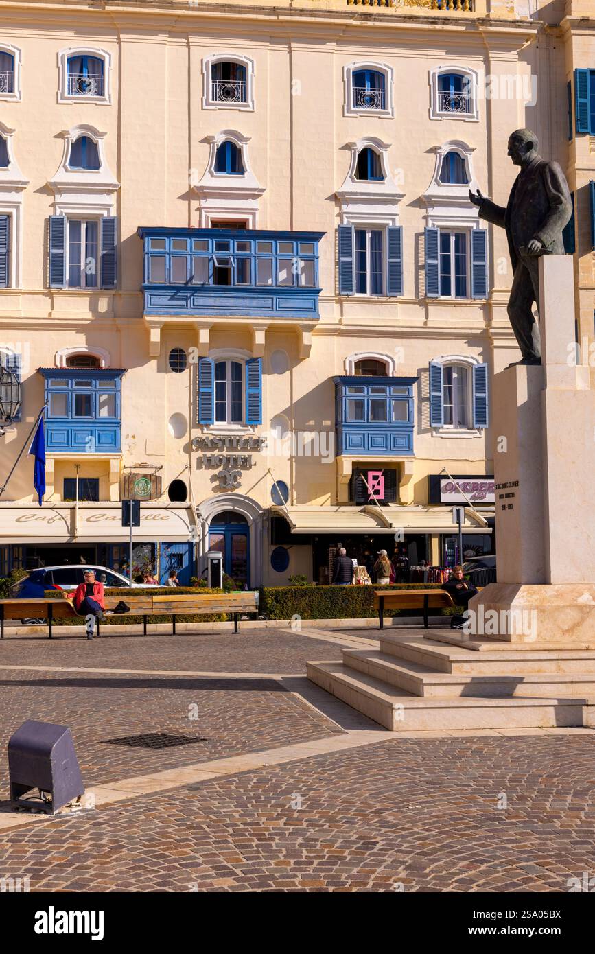 Statua di George Borg Olivier ex primo ministro in Castille Square, la Valletta, Malta, Europa meridionale Foto Stock
