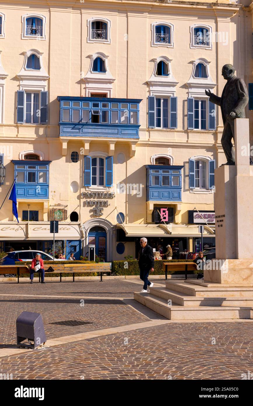 Statua di George Borg Olivier ex primo ministro in Castille Square, la Valletta, Malta, Europa meridionale Foto Stock