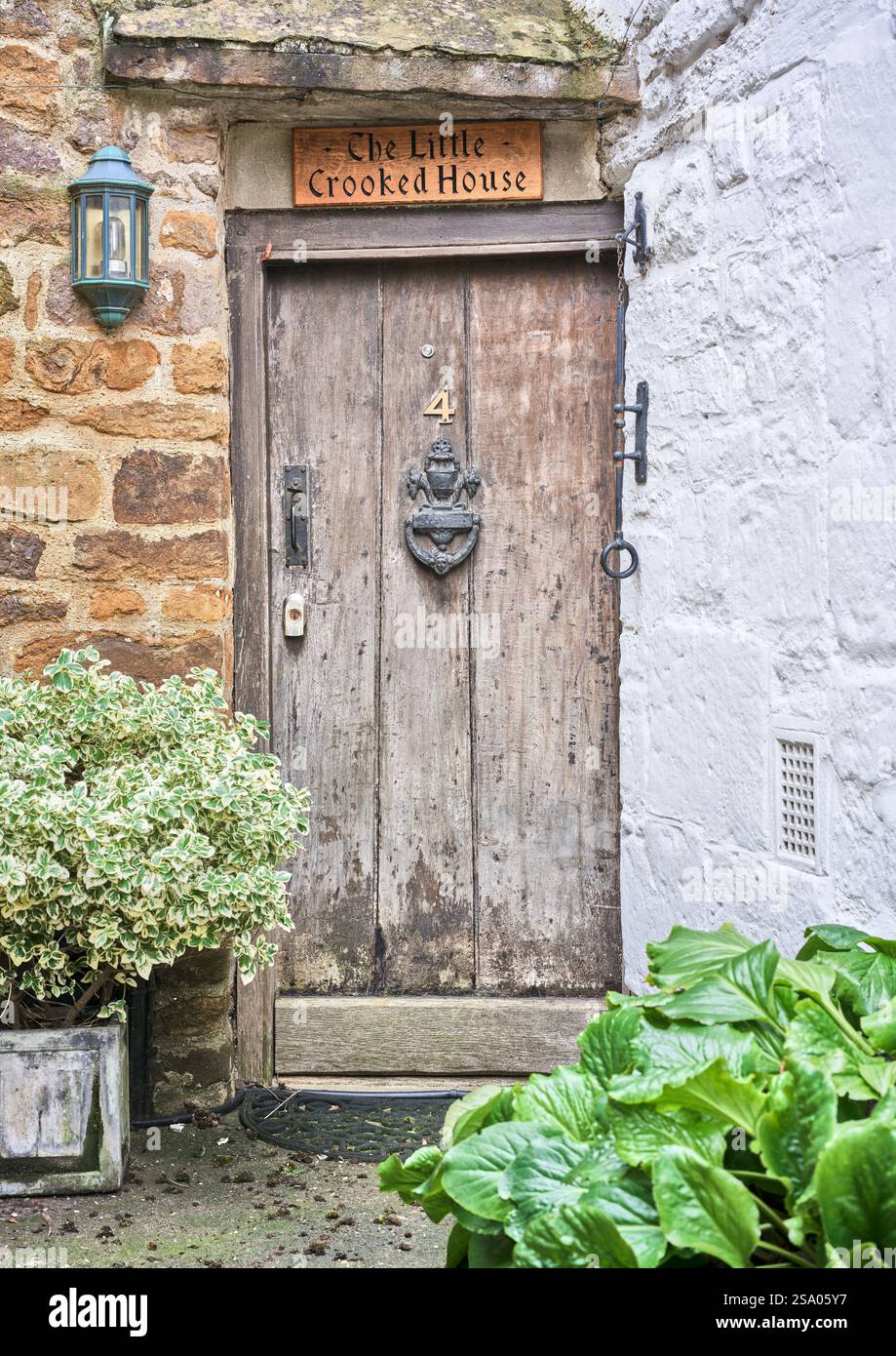 Porta della Little Crooked House nella città mercato di Uppingham, Inghilterra. Foto Stock