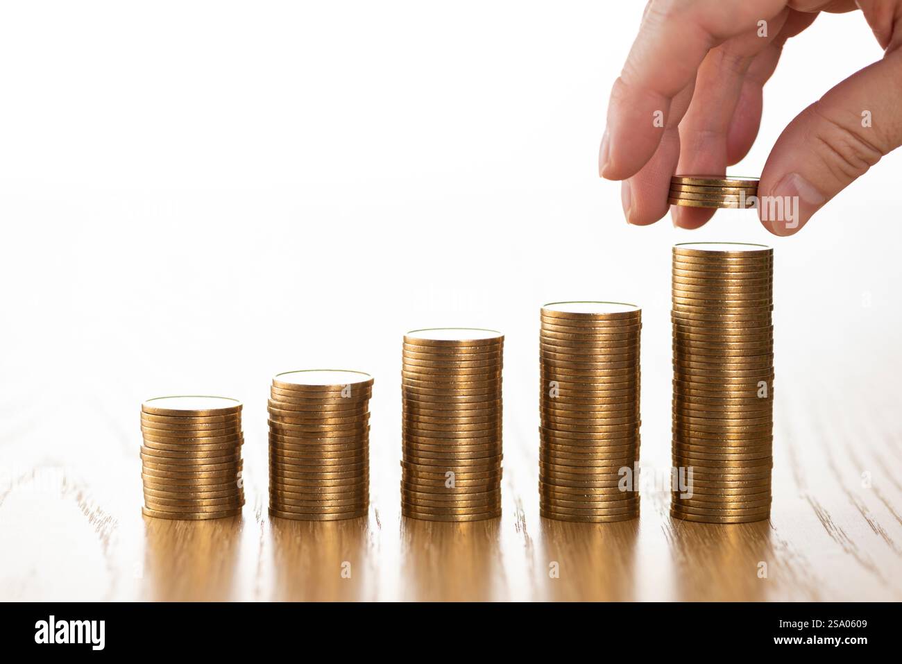 Soldi e gemme accumulano soldi Foto Stock