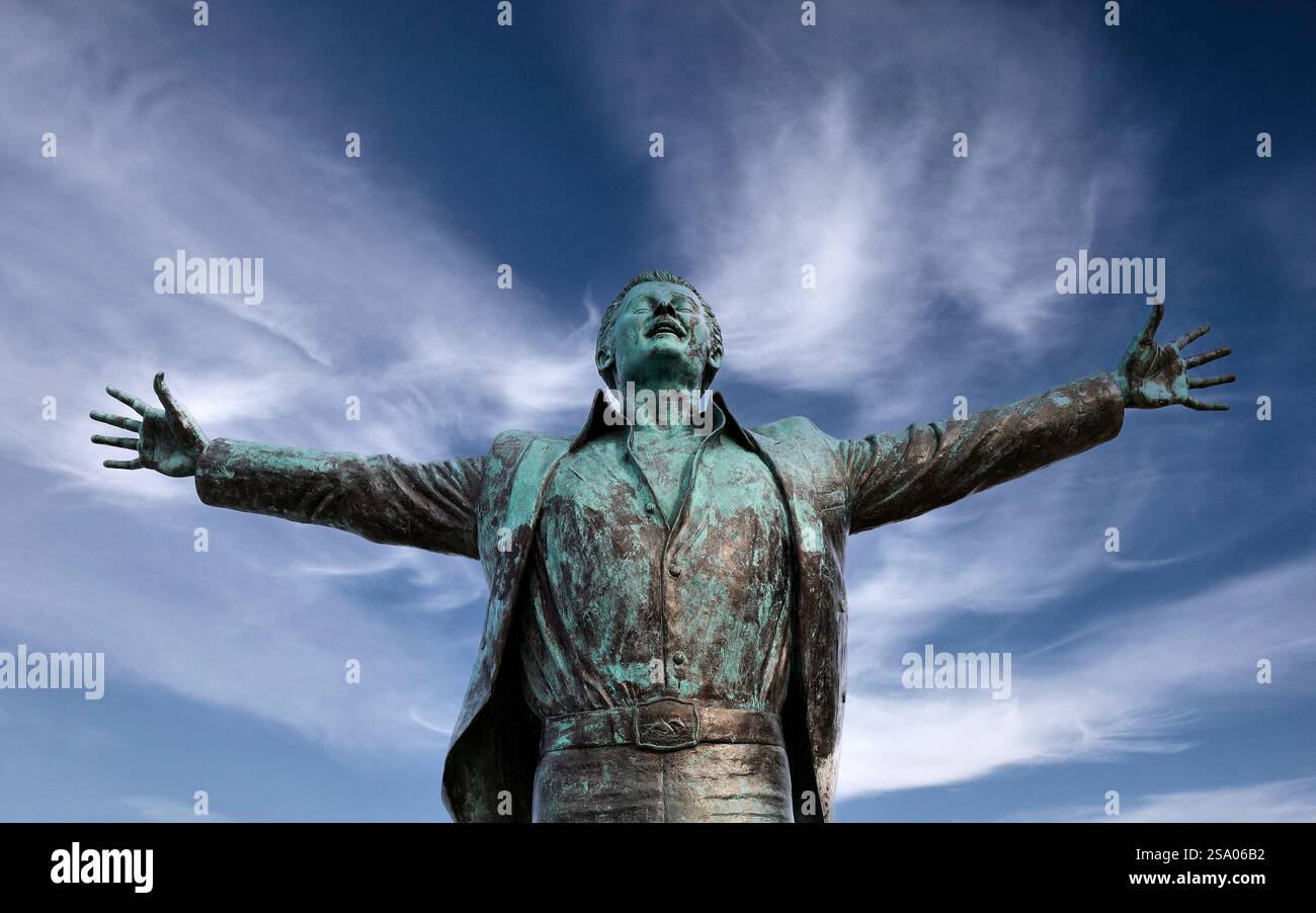 Statua in bronzo del cantante italiano Domenico Modugno a Polignano a Mare Foto Stock Statua in bronzo del cantante italiano Domenico Modugno a Polignano a Mare Foto Stock