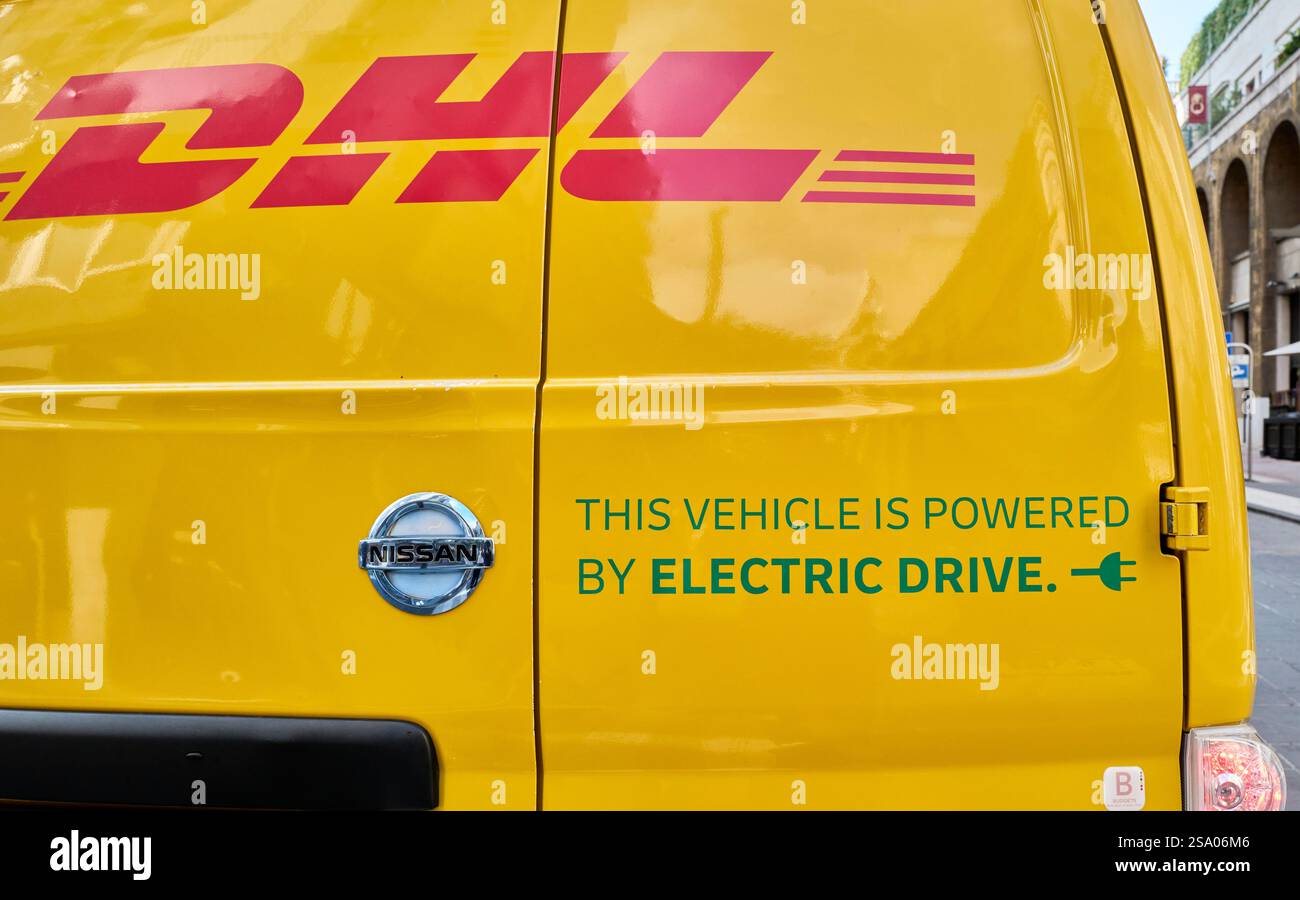 DHL Electric Delivery Van Promoting Sustainable Urban Logistics Foto Stock