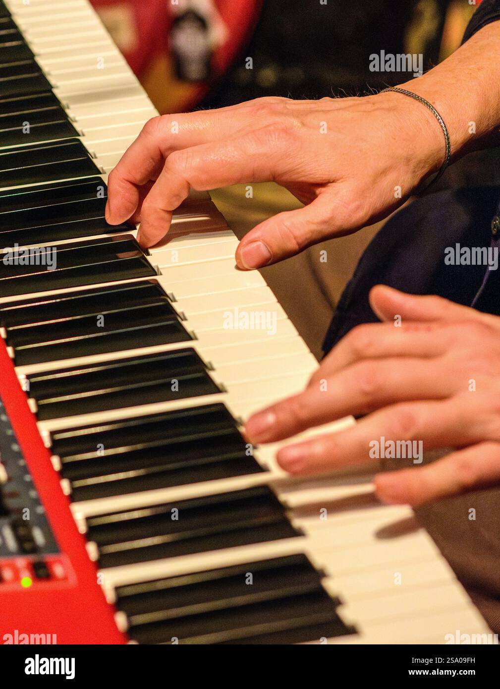 Musicisti mani che suonano pianoforte elettronico tastiera - Francia. Foto Stock