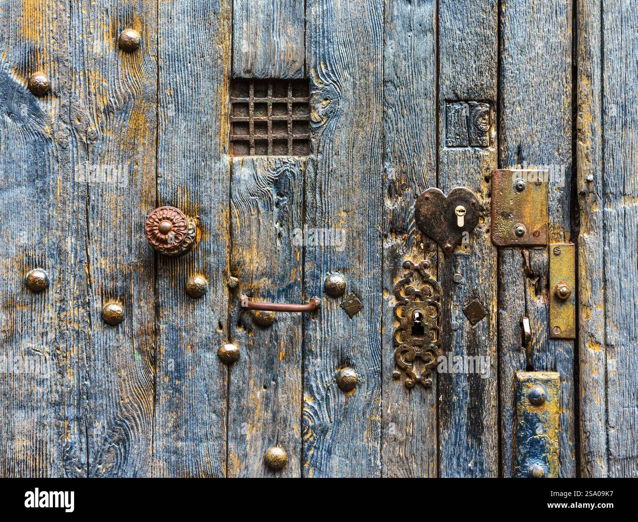 Vecchia porta in quercia del XVIII secolo con varie serrature e ferramenta - Tours, Indre-et-Loire (37), Francia. Foto Stock