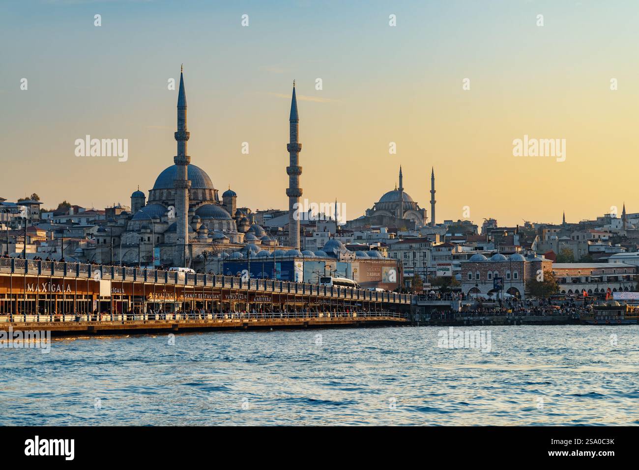 Fantastico skyline di Istanbul, Turchia. Splendida vista serale della città Foto Stock