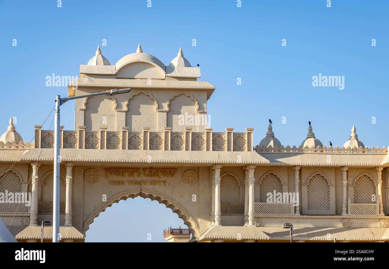 cancello d'ingresso artistico del campeggio tenda con cielo luminoso al mattino immagine scattata al rann utsav dhordo kutch bianco rann gujrat india. Foto Stock