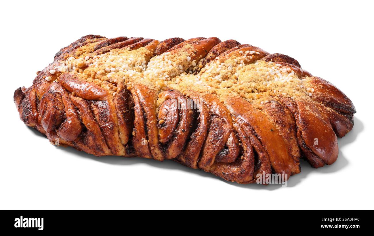 Pane intrecciato alla cannella con zucchero perlato, kaneli pullapitko, ricetta finlandese, isolato su sfondo bianco, vista orizzontale dall'alto Foto Stock