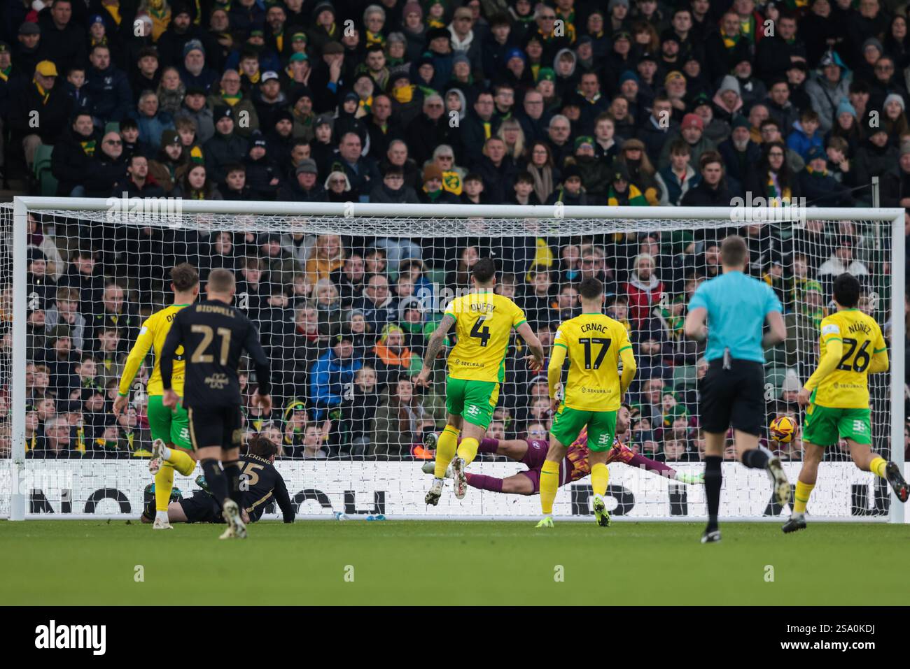 Angus Gunn di Norwich City Saving from Liam Kitching of Coventry City - Norwich City V Coventry City, Sky Bet Championship, Carrow Road, Norwich, Regno Unito - 4 gennaio 2025 solo uso editoriale - si applicano restrizioni DataCo Foto Stock