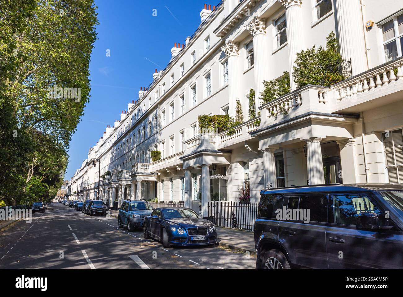 Il paesaggio urbano di Londra. Splendide case georgiane con terrazza in una giornata tranquilla e soleggiata Foto Stock