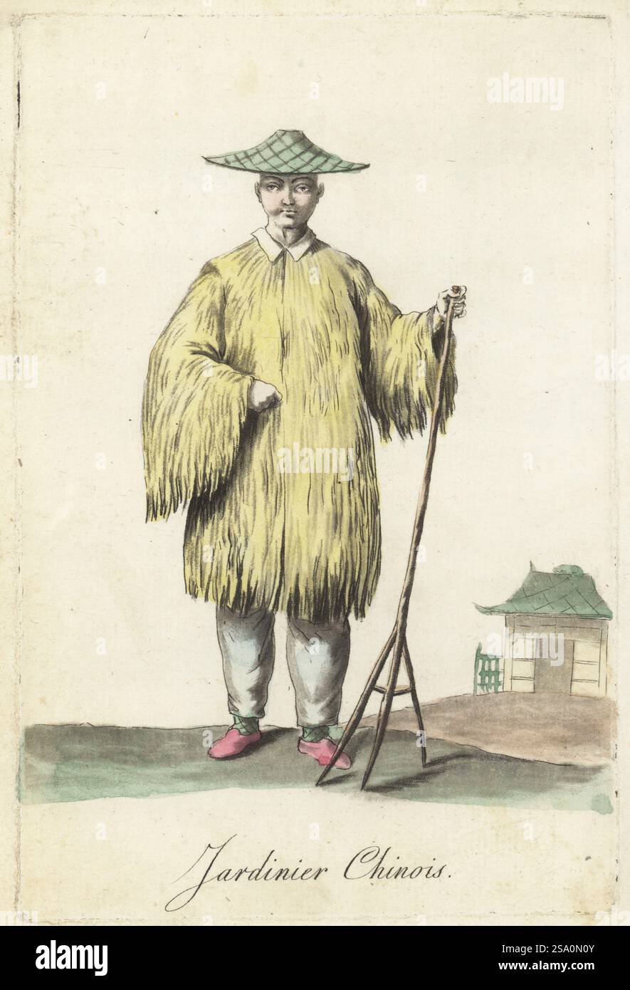 Giardiniere in cappello e mantello, Cina, XVIII secolo. Indossa un cappello conico di bambù intrecciato e un mantello di paglia di riso su camicia e pantaloni. Possiede un rastrello a tre poli o una forchetta. Jardinier Chinois. Incisione in rame colorata a mano di Jacques Grasset de Saint-Sauveur dai costumi civici actuels de tous les peuples connus di Sylvain Marechal, dessines d’apres nature, costumi civili attuali di tutti i popoli conosciuti, tratti dalla natura, Chez Pavard, Parigi, 1788. Foto Stock