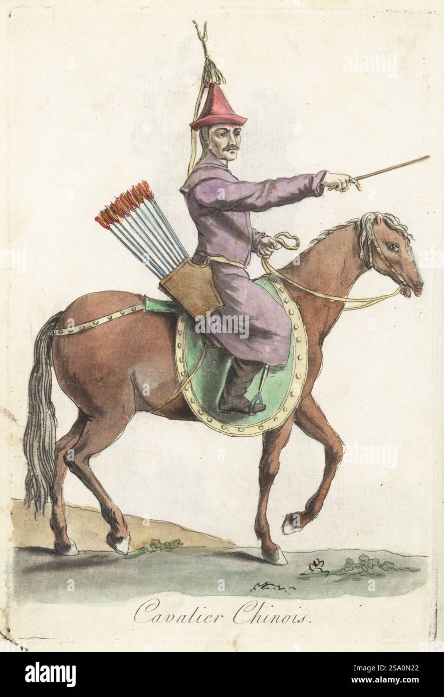 Ufficiale di cavalleria cinese, Cina. Uomo in cappello conico con coda, cappotto lungo, stivali, montato su un cavallo con sella e coperta da sella. Armato di bastone e di frecce. Cavalier Chinois. Incisione in rame colorata a mano di Jacques Grasset de Saint-Sauveur dai costumi civici actuels de tous les peuples connus di Sylvain Marechal, dessines d’apres nature, costumi civili attuali di tutti i popoli conosciuti, tratti dalla natura, Chez Pavard, Parigi, 1788. Foto Stock
