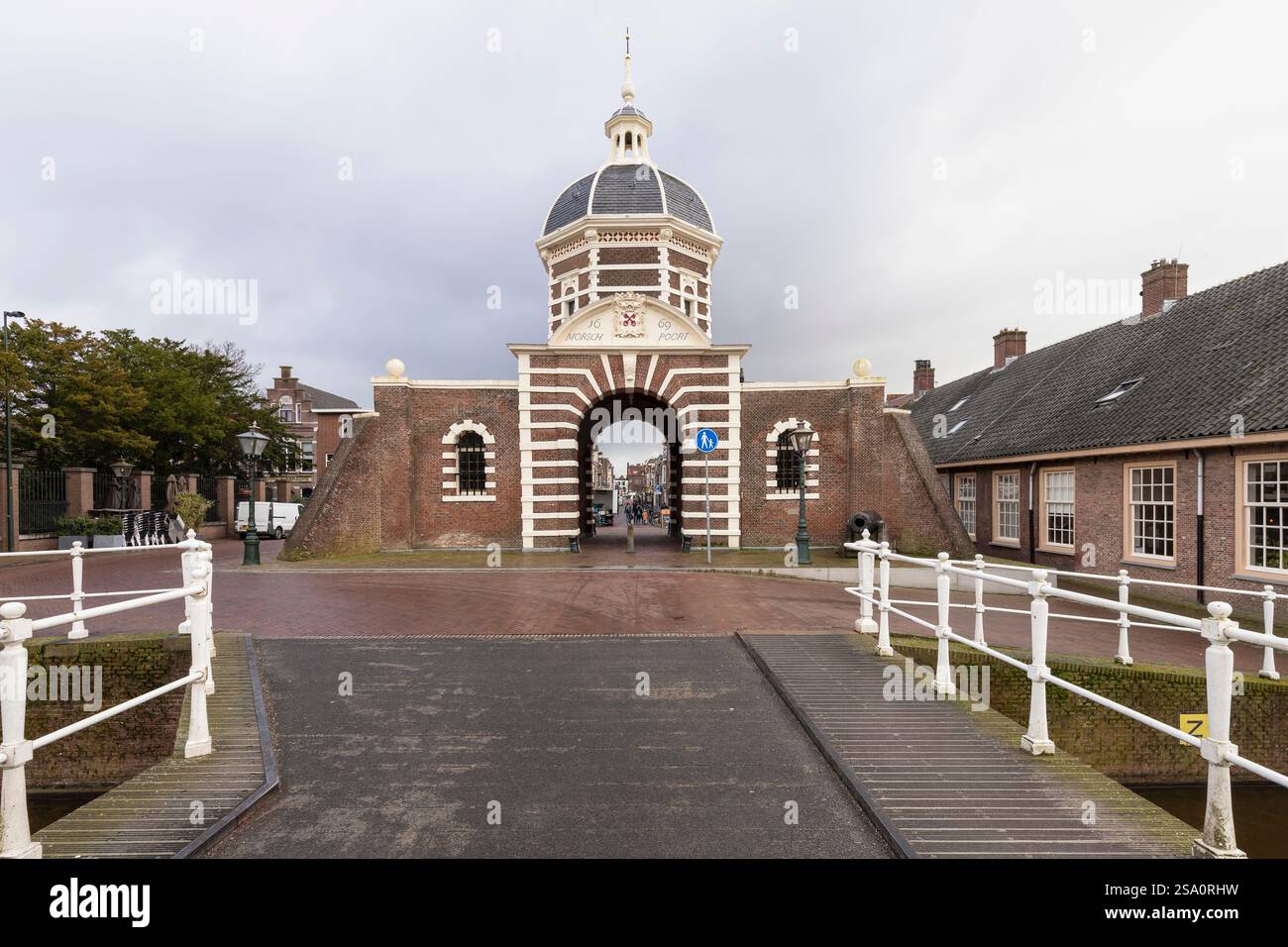 La porta d'ingresso della città - De Morspoort, nella città di Leida, nei Paesi Bassi. Foto Stock