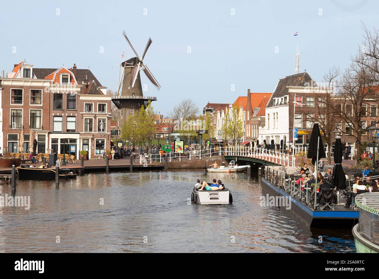 La gente gode del sole primaverile nel centro della città studentesca olandese di Leida. Foto Stock