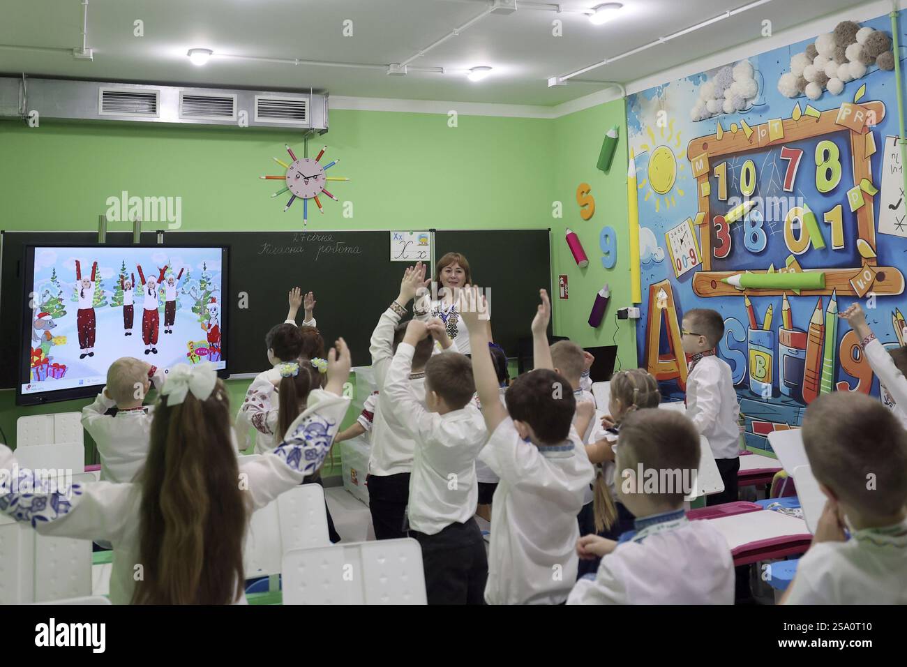 Non esclusiva: KHARKIV, UCRAINA - 27 GENNAIO 2025 - gli studenti frequentano la seconda scuola sotterranea della città inaugurata nel quartiere Novobavarskyi, K. Foto Stock