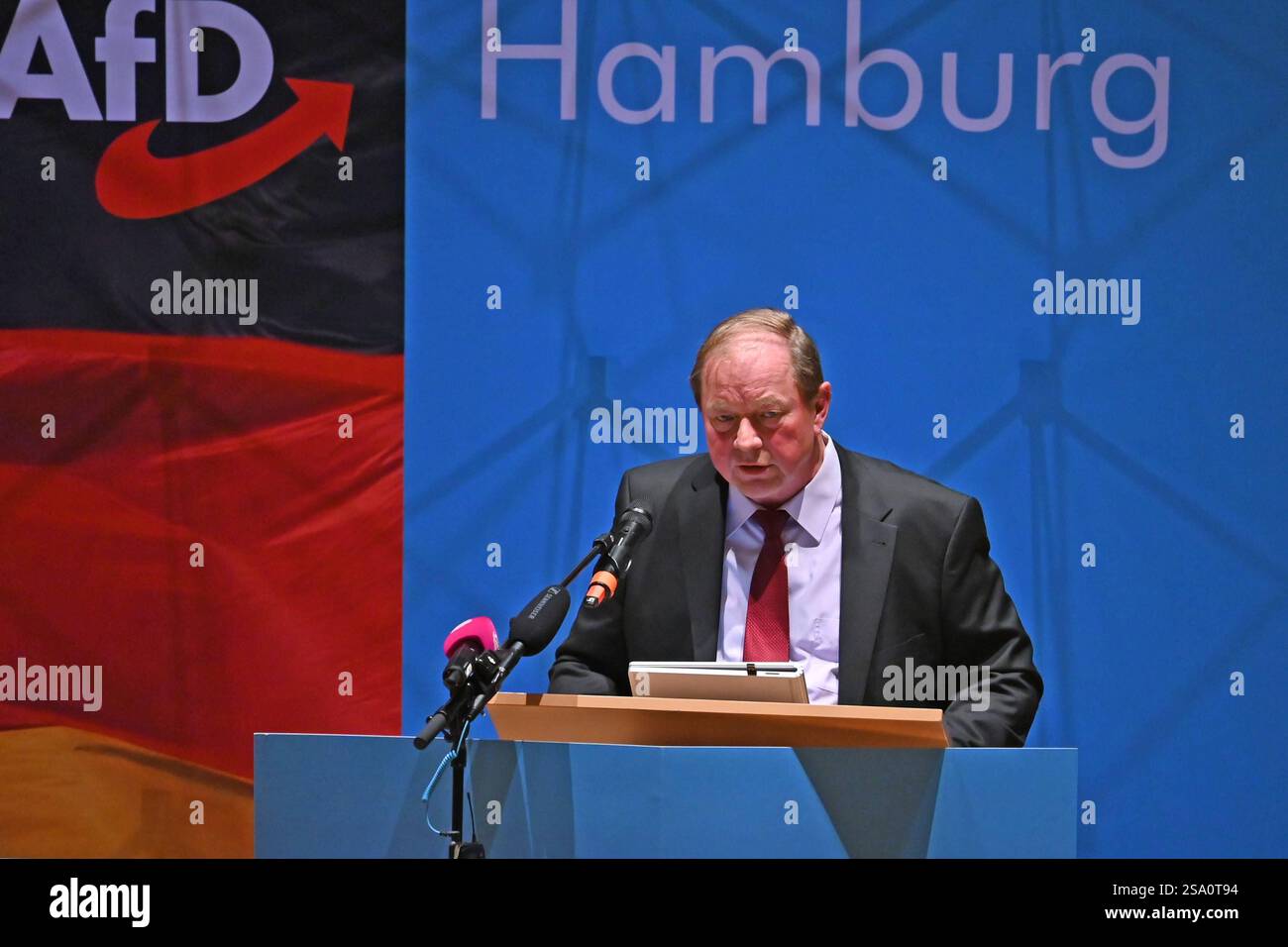 Dirk Nockemann, AFD Hamburg, spricht in der Heimfelder Friedrich-Ebert-Halle vor 650 Anhängern unter dem motto Hart für Hamburg . Dirk Nockemann spricht in der Heimfelder Friedrich-Ebert-Halle, Hamburg-Heimfeld Hamburg Deutschland Friedrich-Ebert-Halle *** Dirk Nockemann, AFD Hamburg, parla nella Heimfeld Friedrich Ebert Halle di fronte a 650 sostenitori con il motto Hart für Hamburg Dirk Nockemann parla nella Heimfeld Friedrich Ebert Halle, Hamburg Heimfeld Halle, Hamburg Heimfeld Hamburg Heimfeld Hamburg Heimfeld Friedrich Ebert Halle, Hamburg Heimfeld Amburgo Heimfeld Amburgo Foto Stock