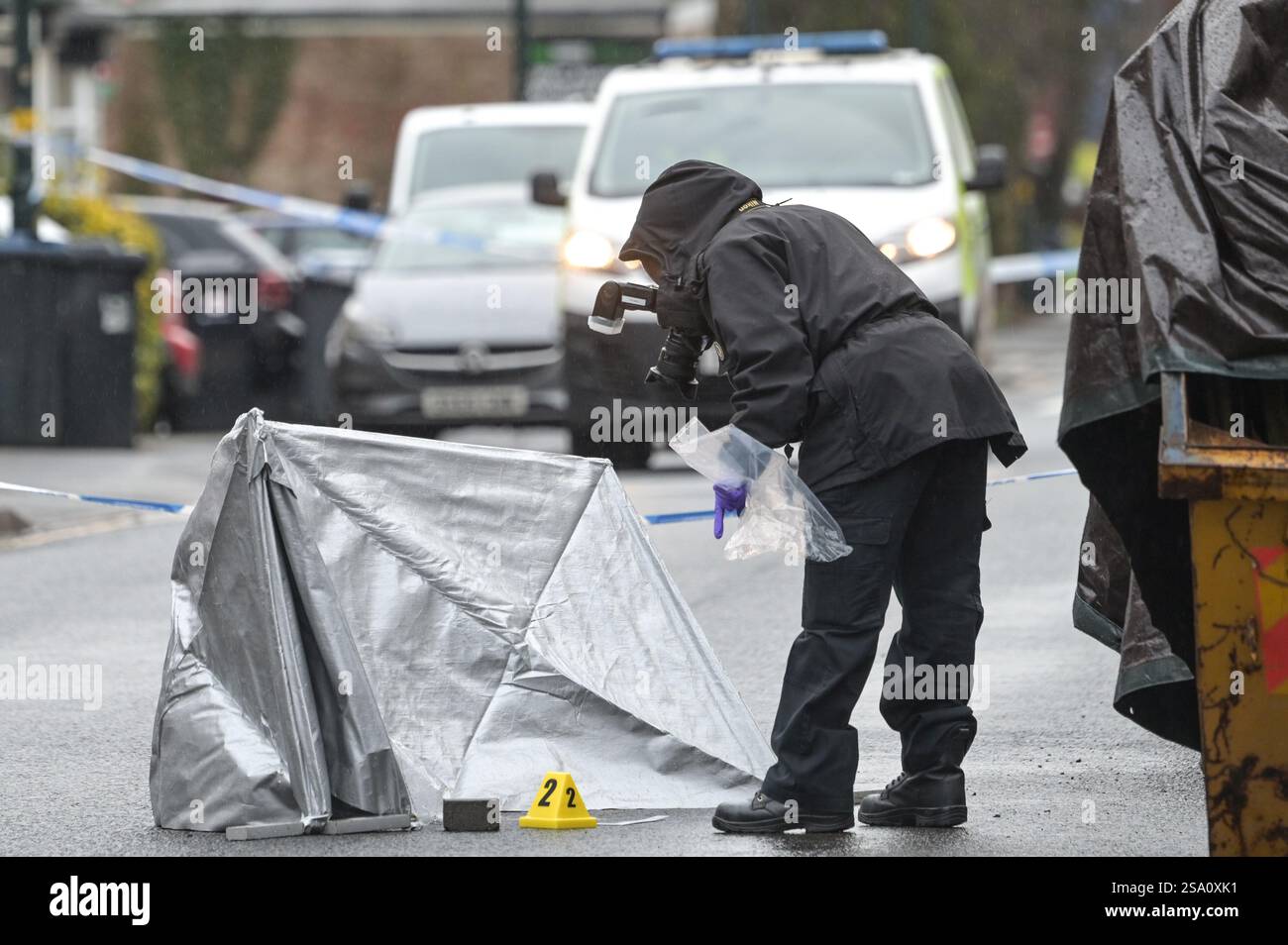 Heeley Road, Selly Oak, Birmingham 28 gennaio 2025 - la polizia di West Midlands ha tenuto una scena su Heeley Road nella zona di Selly Oak di Birmingham il martedì mattina. Un ufficiale forense è stato visto prelevare campioni di sangue da sotto una tenda d'argento all'interno della scena. La zona è molto frequentata dagli studenti dell'Università di Birmingham. Un portavoce della polizia del West Midlands ha detto: “Siamo stati chiamati poco dopo la mezzanotte di questa mattina (28 gennaio) a Heeley Road, Selly Oak, dopo che un uomo è stato scoperto con gravi ferite. Crediti: British News and Media/Alamy Live News Foto Stock