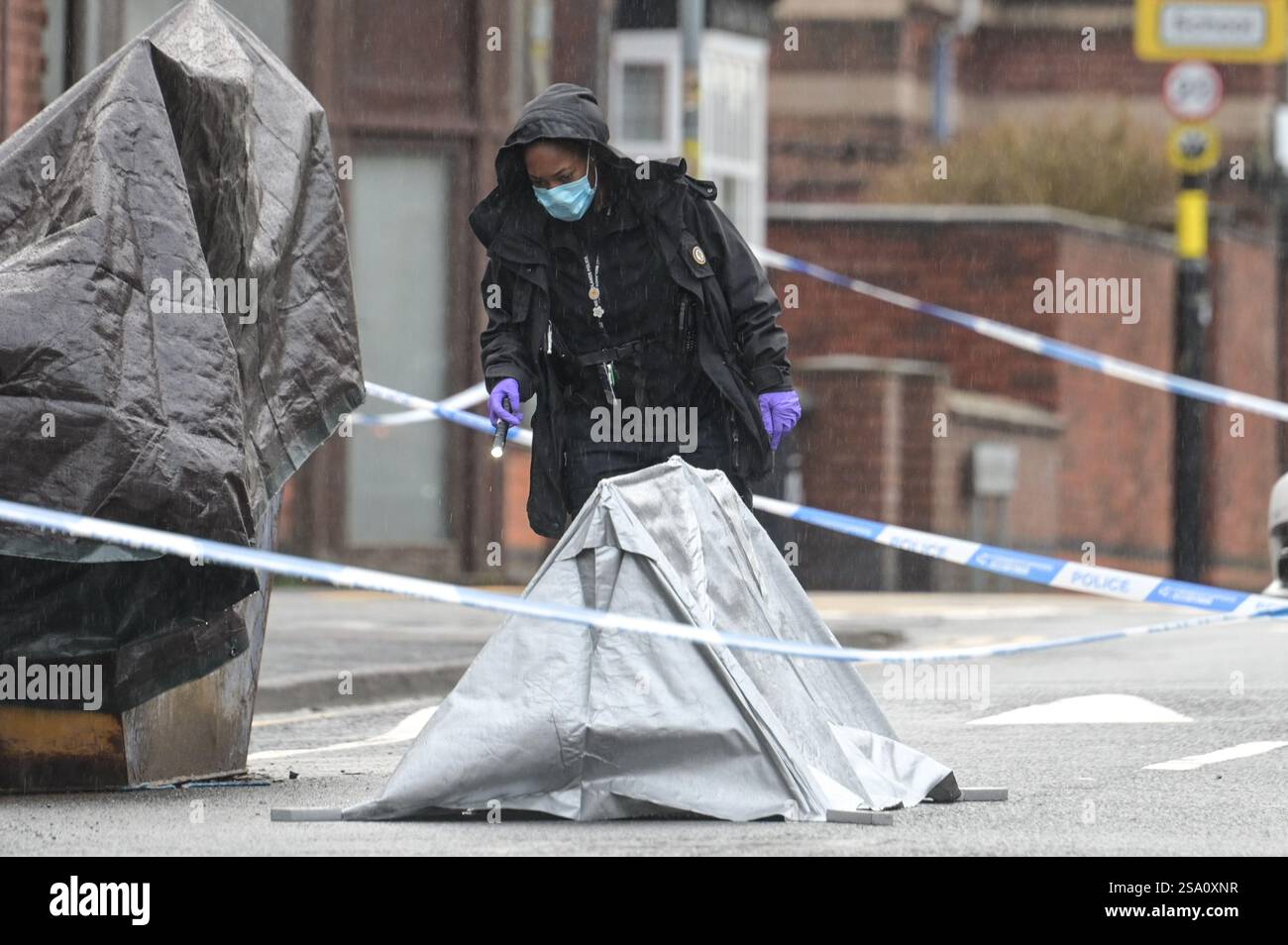 Heeley Road, Selly Oak, Birmingham 28 gennaio 2025 - la polizia di West Midlands ha tenuto una scena su Heeley Road nella zona di Selly Oak di Birmingham il martedì mattina. Un ufficiale forense è stato visto prelevare campioni di sangue da sotto una tenda d'argento all'interno della scena. La zona è molto frequentata dagli studenti dell'Università di Birmingham. Un portavoce della polizia del West Midlands ha detto: “Siamo stati chiamati poco dopo la mezzanotte di questa mattina (28 gennaio) a Heeley Road, Selly Oak, dopo che un uomo è stato scoperto con gravi ferite. Crediti: British News and Media/Alamy Live News Foto Stock
