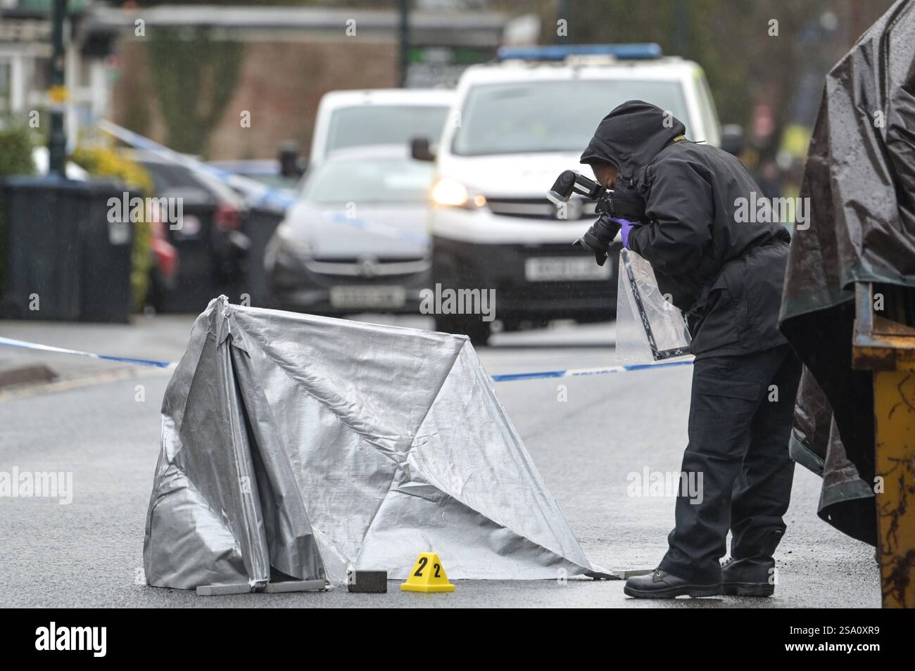Heeley Road, Selly Oak, Birmingham 28 gennaio 2025 - la polizia di West Midlands ha tenuto una scena su Heeley Road nella zona di Selly Oak di Birmingham il martedì mattina. Un ufficiale forense è stato visto prelevare campioni di sangue da sotto una tenda d'argento all'interno della scena. La zona è molto frequentata dagli studenti dell'Università di Birmingham. Un portavoce della polizia del West Midlands ha detto: “Siamo stati chiamati poco dopo la mezzanotte di questa mattina (28 gennaio) a Heeley Road, Selly Oak, dopo che un uomo è stato scoperto con gravi ferite. Crediti: British News and Media/Alamy Live News Foto Stock