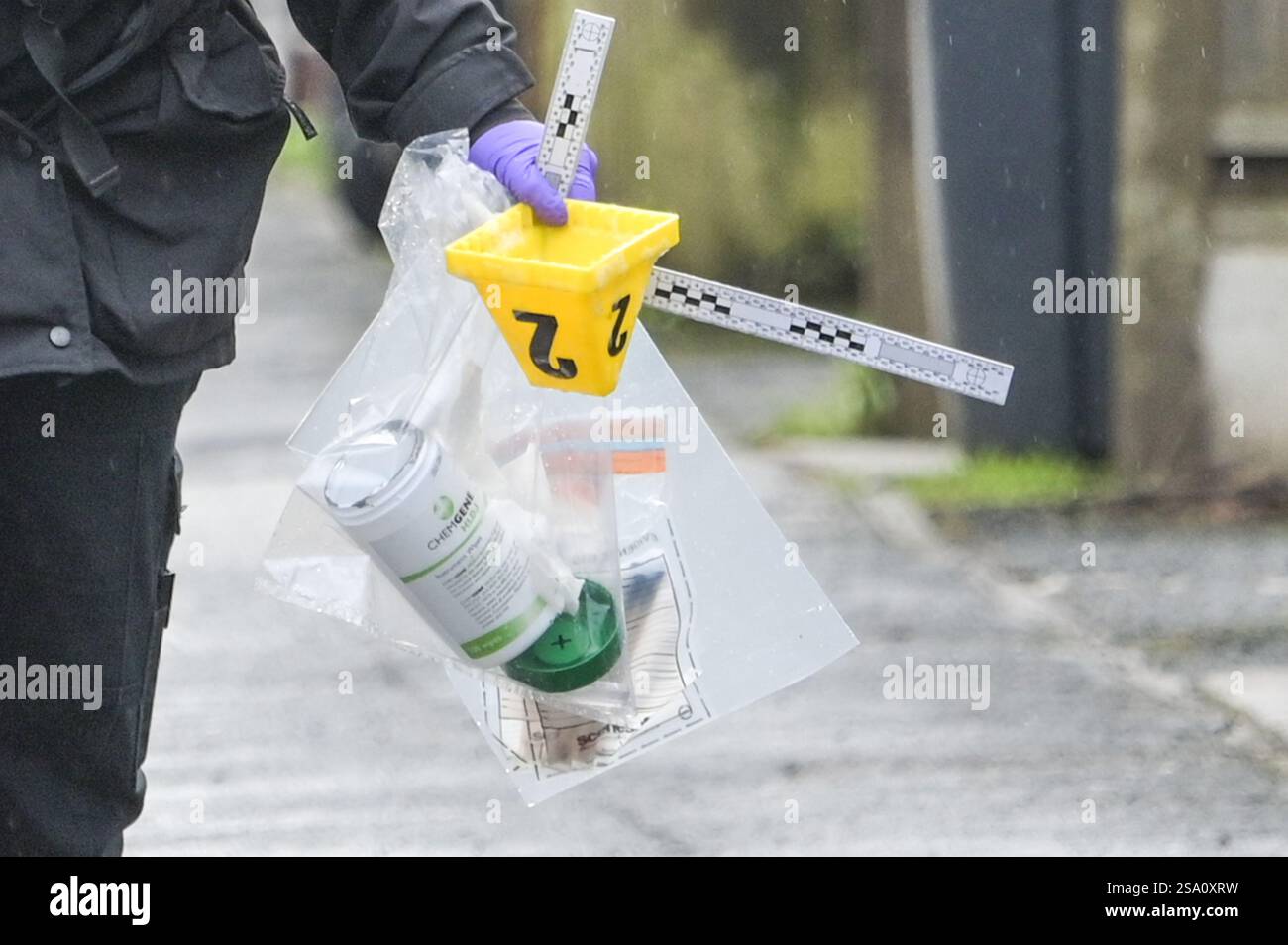 Heeley Road, Selly Oak, Birmingham 28 gennaio 2025 - la polizia di West Midlands ha tenuto una scena su Heeley Road nella zona di Selly Oak di Birmingham il martedì mattina. Un ufficiale forense è stato visto prelevare campioni di sangue da sotto una tenda d'argento all'interno della scena. La zona è molto frequentata dagli studenti dell'Università di Birmingham. Un portavoce della polizia del West Midlands ha detto: “Siamo stati chiamati poco dopo la mezzanotte di questa mattina (28 gennaio) a Heeley Road, Selly Oak, dopo che un uomo è stato scoperto con gravi ferite. Crediti: British News and Media/Alamy Live News Foto Stock