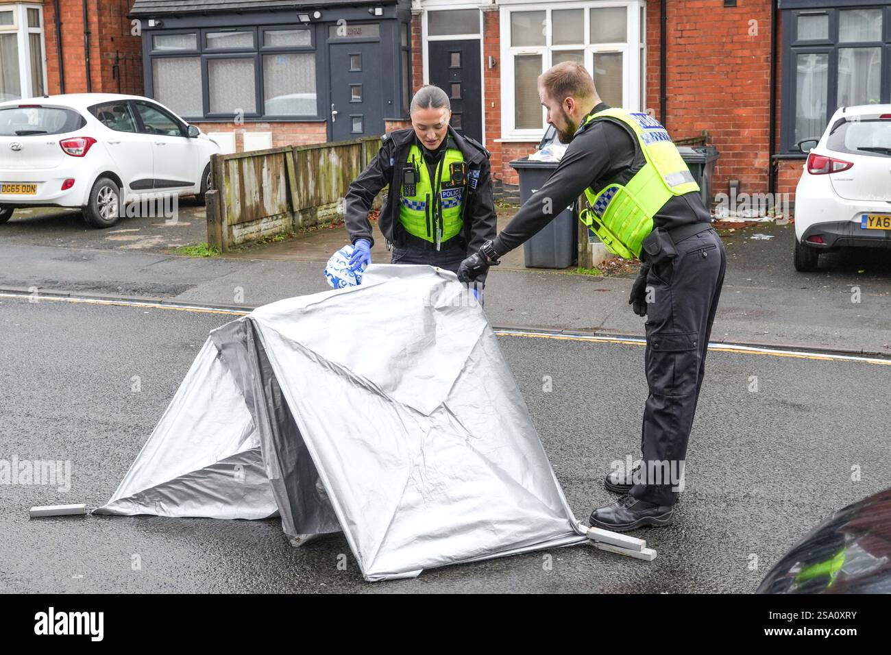 Heeley Road, Selly Oak, Birmingham 28 gennaio 2025 - la polizia di West Midlands ha tenuto una scena su Heeley Road nella zona di Selly Oak di Birmingham il martedì mattina. Un ufficiale forense è stato visto prelevare campioni di sangue da sotto una tenda d'argento all'interno della scena. La zona è molto frequentata dagli studenti dell'Università di Birmingham. Un portavoce della polizia del West Midlands ha detto: “Siamo stati chiamati poco dopo la mezzanotte di questa mattina (28 gennaio) a Heeley Road, Selly Oak, dopo che un uomo è stato scoperto con gravi ferite. Crediti: British News and Media/Alamy Live News Foto Stock