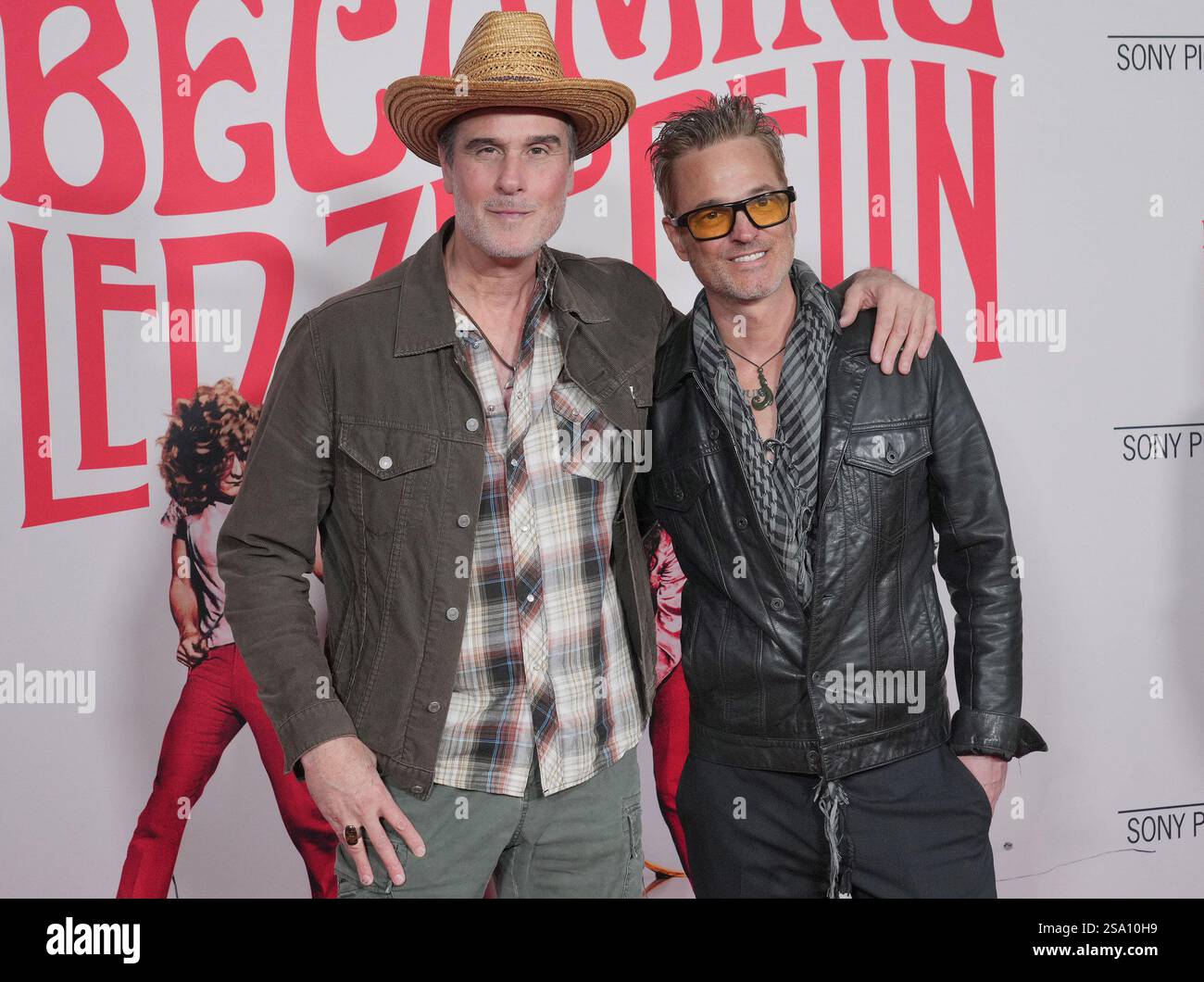 Los Angeles, Stati Uniti. 27 gennaio 2025. (L-R) Robert DeLeo e Jeff Gutt dei Stone Temple Pilots alla prima BECOMING LED ZEPPELIN di Los Angeles, tenutasi al TCL Chinese Theatre di Hollywood, CALIFORNIA, lunedì, 27 gennaio 2025. (Foto di Sthanlee B. Mirador/Sipa USA) credito: SIPA USA/Alamy Live News Foto Stock