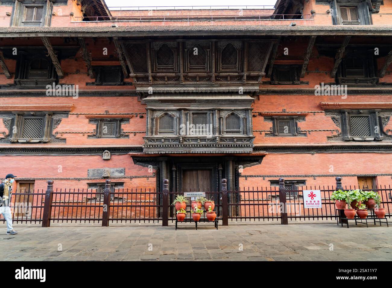 Il Tempio di Pashupatinath vi accoglie nel mondo mistico della spiritualità nepalese, uno dei santuari sacri più significativi per i devoti indù. Foto Stock
