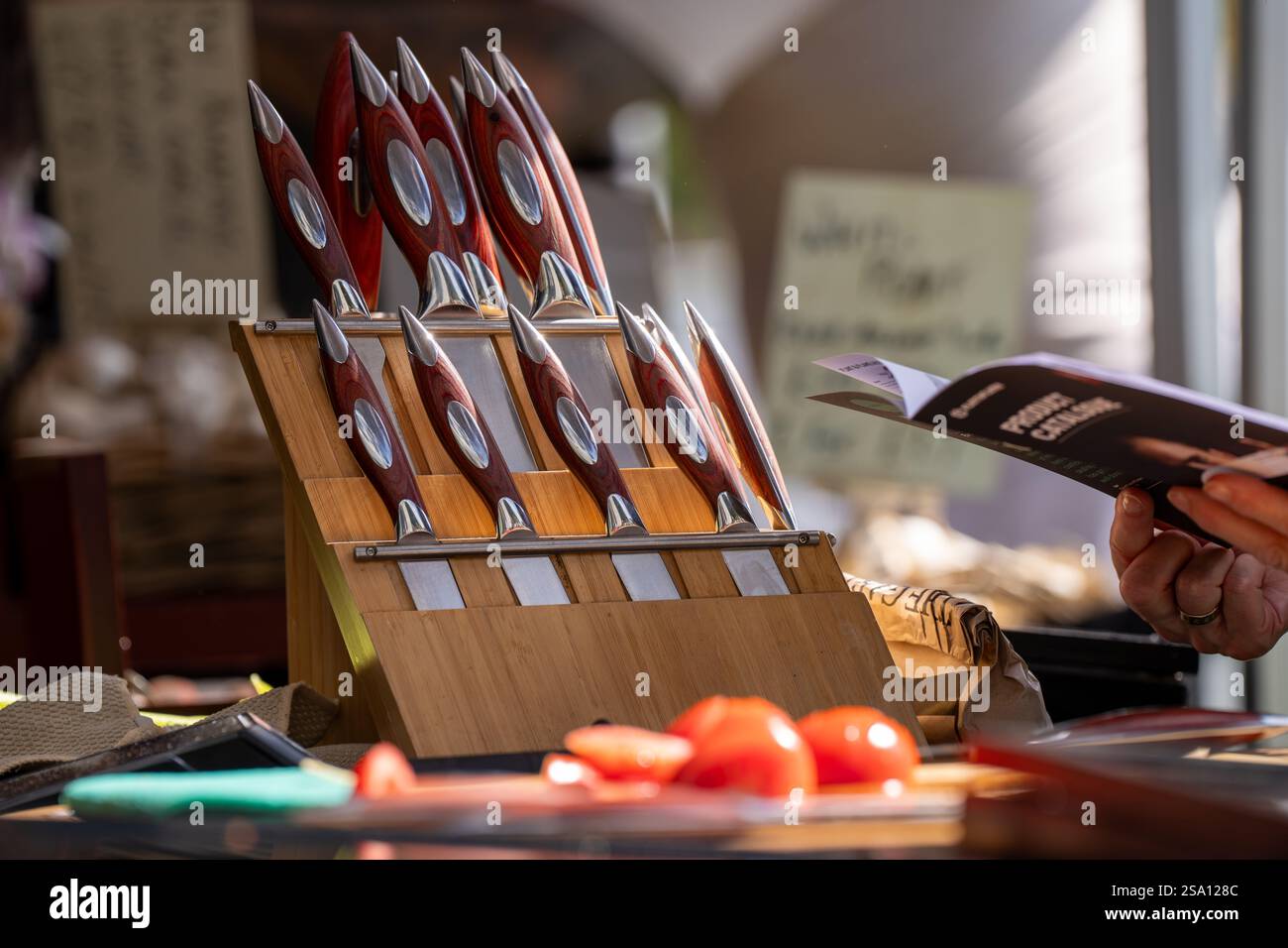 Una gamma di coltelli professionali dello chef con manici in legno in un blocco coltelli intelligente in mostra al Waddesden Manor Chilli Fest 2024 Foto Stock