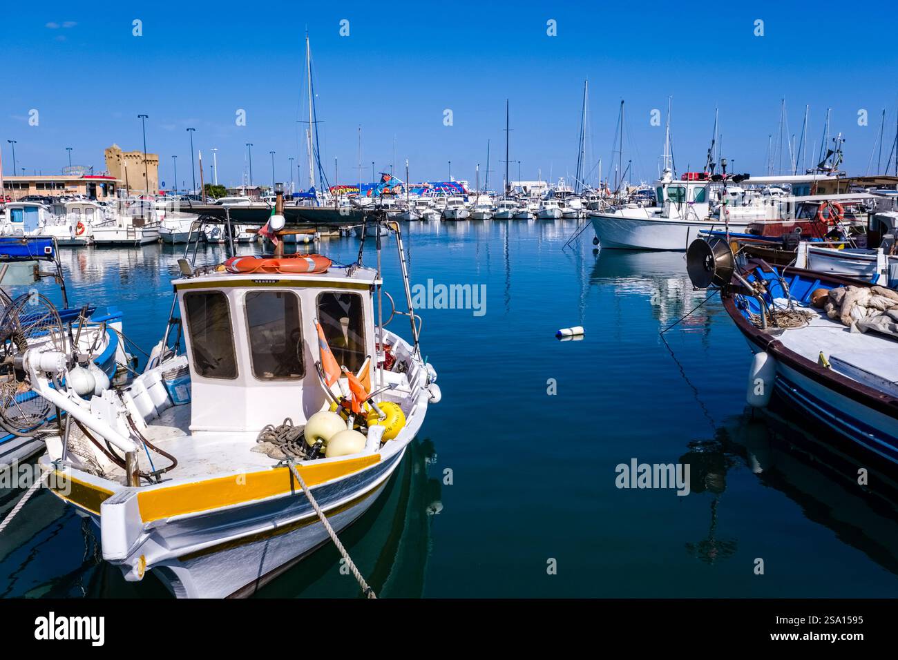 Barche da pesca e barche a vela all'ancora nel porto di Porto Torres. Foto Stock