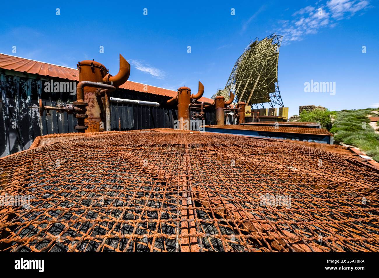 Arrugginite strutture metalliche e grandi antenne paraboliche della stazione Troposcatter USAF di Monte Limbara, una stazione troposferica militare degli Stati Uniti abbandonata in 1 Foto Stock