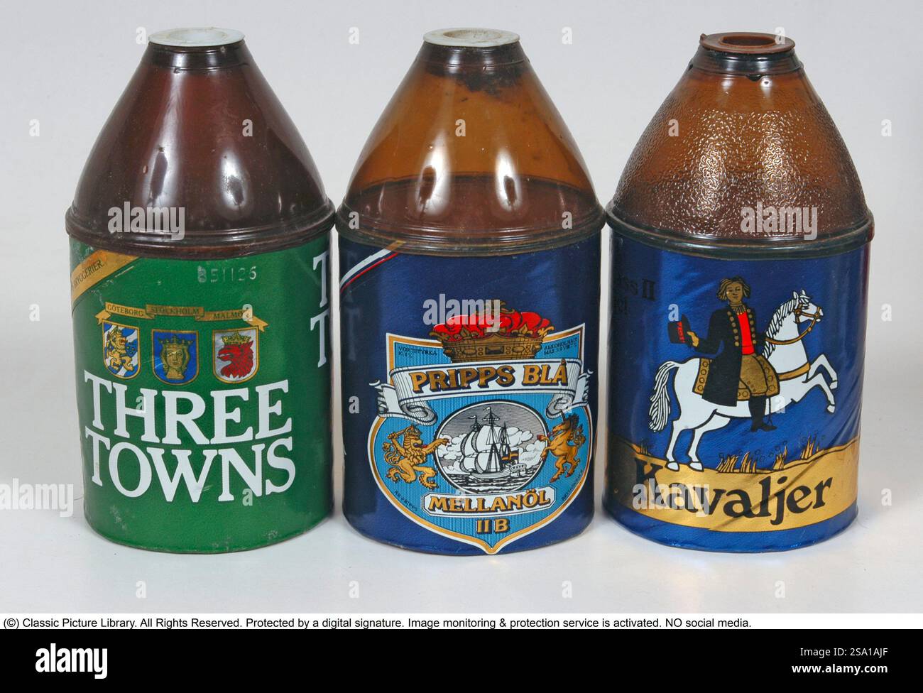 Bottiglia di birra Rigello. Una bottiglia di plastica per birra lanciata dalla società Tetra Pak insieme ai birrifici Pripps alla fine degli anni '1960 Il motivo della forma dell'imballaggio era rappresentato dai nuovi requisiti per la scelta di materiali di produzione degradabili e con un minore impatto ambientale. Tuttavia, l'imballaggio non fu mai un vero successo e la produzione cessò nei primi anni '1980, e Rigello è ora un oggetto da collezione molto ricercato. L'immagine mostra tre diversi tipi di birra e la bottiglia di plastica, che aveva un involucro di carta nella parte inferiore. Anche il tappo era in plastica. 1977 Foto Stock