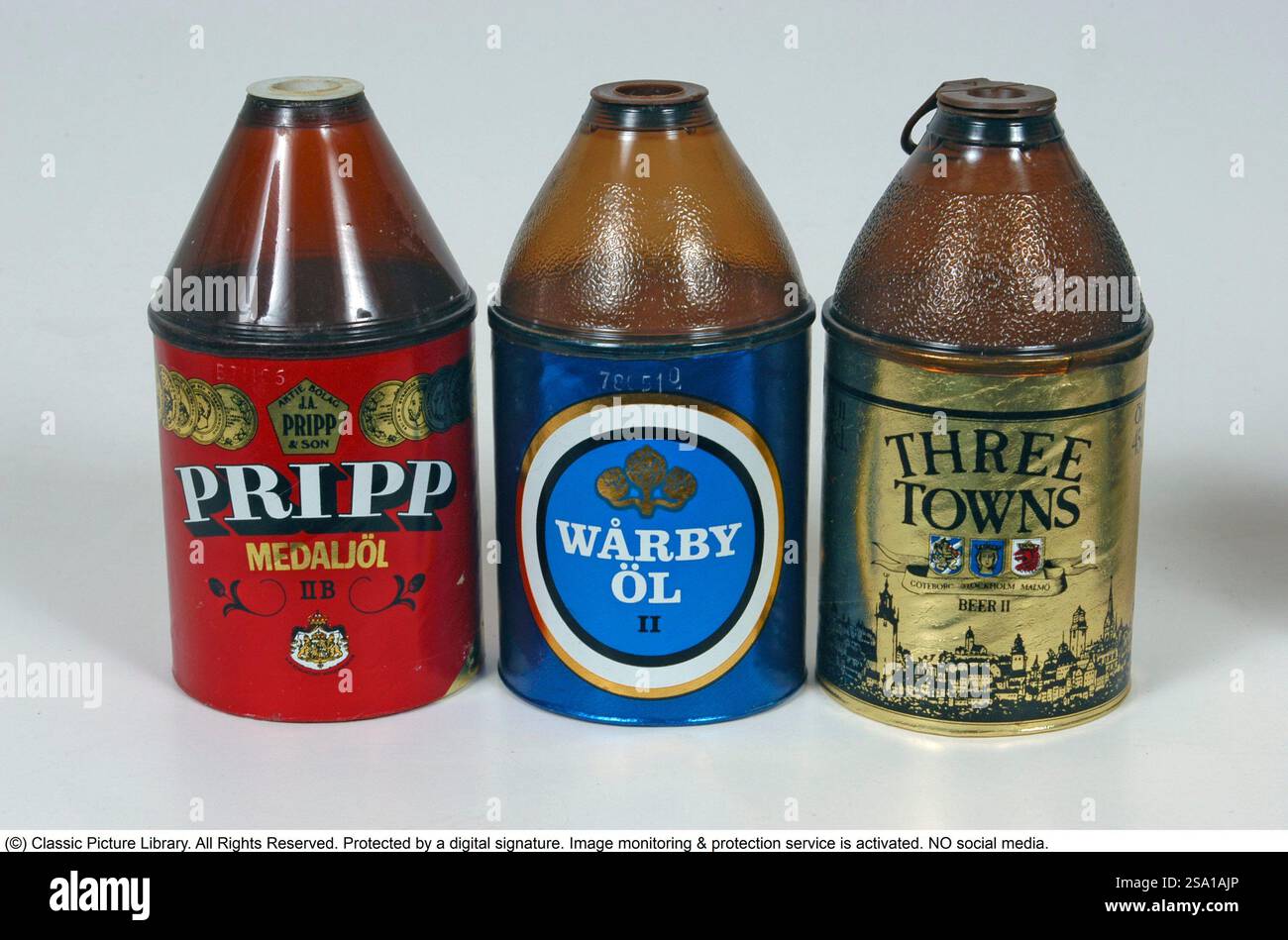 Bottiglia di birra Rigello. Una bottiglia di plastica per birra lanciata dalla società Tetra Pak insieme ai birrifici Pripps alla fine degli anni '1960 Il motivo della forma dell'imballaggio era rappresentato dai nuovi requisiti per la scelta di materiali di produzione degradabili e con un minore impatto ambientale. Tuttavia, l'imballaggio non fu mai un vero successo e la produzione cessò nei primi anni '1980, e Rigello è ora un oggetto da collezione molto ricercato. L'immagine mostra tre diversi tipi di birra e la bottiglia di plastica, che aveva un involucro di carta nella parte inferiore. Anche il tappo era in plastica. 1977 Foto Stock